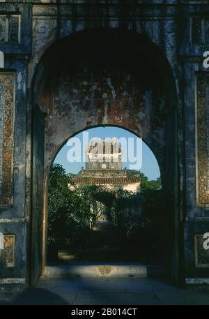 Vietnam: Guardando verso il Padiglione Stele alla Tomba dell'Imperatore Tu Duc, Hue. L'imperatore Tự Đức (22 settembre 1829 – 17 luglio 1883) (nome completo: Nguyễn Phúc Hồng Nhậm, anche Nguyen Phuc Thi) è stato il quarto imperatore della dinastia Nguyễn del Vietnam e regnò dal 1847 al 1883. Figlio dell'imperatore Thiệu Trị, il principe Nguyễn Phúc Hồng Nhậm successe al padre sul trono, con il titolo regnante di Tự Đức, ma i problemi di famiglia causarono alla sua epoca un inizio violento. Thiệu Trị aveva passato il suo figlio più moderato, Hồng Bảo, per dare il trono a Tự Đức. Foto Stock