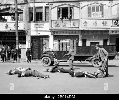 Cina: Sospetti comunisti giustiziati dalle forze Guomindang e Green Gang durante il 'White Terror', Shanghai, 1927. Nella storia cinese moderna, il Terrore Bianco (Báisè Kǒngbù) descrive un periodo di repressione politica promulgato dal partito Kuomintang sotto la guida di Chiang Kai-shek. È iniziato nel 1927 dopo la purga del Partito Comunista Cinese a Shanghai. Il 12 aprile 1927, Chiang iniziò una purga di comunisti dallo Shanghai Kuomintang e iniziò uccisioni su larga scala nel massacro di Shanghai del 1927. Le forze di Chiang trasformarono le mitragliatrici su 100,000 lavoratori. Foto Stock