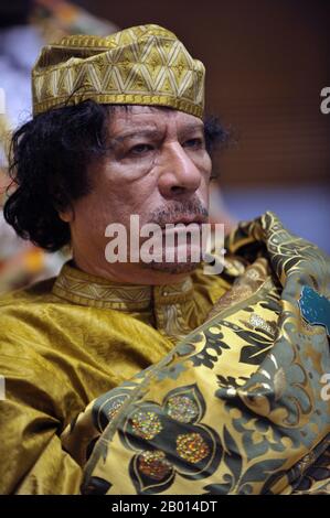 Libia: Muammar Gheddafi (1942 - 20 ottobre 2011), leader della 'rivoluzione della Giamahiriya araba libica del grande popolo socialista', al XII vertice dell'Unione africana ad Addis Abeba, Etiopia. Foto di Jesse B. Awalt, 2 febbraio 2009. Muammar Muhammad Abu Minyar al-Gheddafi, comunemente chiamato colonnello Gheddafi, era un politico libico, rivoluzionario e teorico politico. Ha governato la Libia dopo aver guidato un colpo di stato militare per rovesciare il re Idris nel 1969, riformando il paese in una repubblica, ma è stato rovesciato nella primavera araba del 2011 e ucciso da militanti sostenuti dalla NATO. Foto Stock