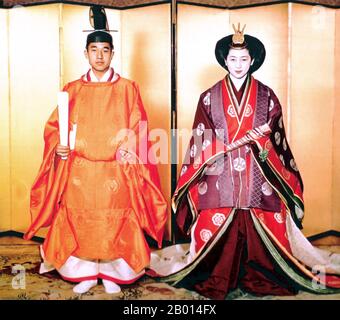 Giappone: Il principe ereditario Akihito e Michiko Shoda, il futuro imperatore Akihito e l'imperatrice Michiko del Giappone, nel loro matrimonio, il 10 aprile 1959. Il 10 aprile 1959, il principe ereditario Akihito sposò la sig.ra Michiko Shoda (nata il 24 ottobre 1934), la figlia maggiore del sig. Hidesaburo Shoda, presidente e successivamente presidente onorario della Nisshin Flour Milling Company. La nuova principessa fu il primo comune a sposarsi nella famiglia imperiale. L'ex imperatore e imperatrice hanno tre figli: L'attuale imperatore Naruhito; il principe Akishino; e l'ex principessa Sayako Kuroda. Foto Stock