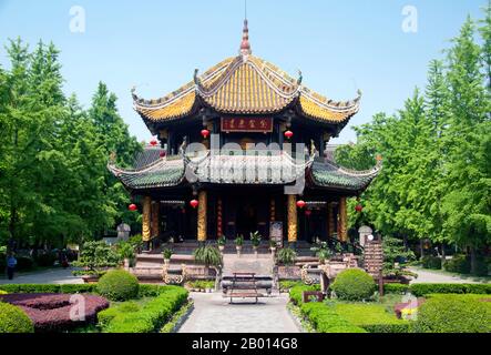 Cina: Padiglione di Bagua a otto lati, Qingyang Gong (Tempio di Goa Verde), Chengdu, Provincia di Sichuan. Qingyang Gong Shi (Green Goat Palace Temple) è il più antico e più grande tempio Daoista nel sud-ovest della Cina. Si trova nella parte occidentale della città di Chengdu. Originariamente costruito nella prima Dinastia Tang (618-907), questo tempio è stato ricostruito e riparato molte volte. Gli edifici esistenti sono stati costruiti per la maggior parte durante la dinastia Qing (1644-1911). Secondo la leggenda, Qing Yang Gong è detto essere il luogo di nascita del fondatore del Taoismo, Lao Tsu/Laozi, ed è dove ha dato il suo primo sermone. Foto Stock