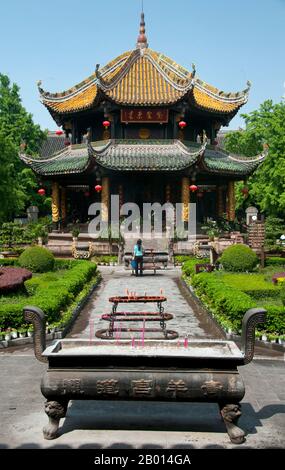 Cina: Padiglione di Bagua a otto lati, Qingyang Gong (Tempio di Goa Verde), Chengdu, Provincia di Sichuan. Qingyang Gong Shi (Green Goat Palace Temple) è il più antico e più grande tempio Daoista nel sud-ovest della Cina. Si trova nella parte occidentale della città di Chengdu. Originariamente costruito nella prima Dinastia Tang (618-907), questo tempio è stato ricostruito e riparato molte volte. Gli edifici esistenti sono stati costruiti per la maggior parte durante la dinastia Qing (1644-1911). Secondo la leggenda, Qing Yang Gong è detto essere il luogo di nascita del fondatore del Taoismo, Lao Tsu/Laozi, ed è dove ha dato il suo primo sermone. Foto Stock