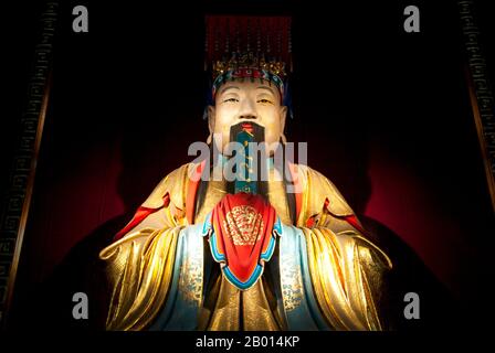 Cina: Imperatore Liu bei (161-223 CE), Palazzo Liu bei, Wuhou ci (Wuhou Ancestral o Sala commemorativa), Chengdu, Provincia di Sichuan. Liu bei (161 – 21 giugno 223) è stato un Signore della guerra, generale militare e più tardi come imperatore Zhaolie il fondatore dello stato di Shu Han durante l'era dei tre regni della storia cinese. Nonostante abbia un inizio più tardi rispetto ai suoi rivali e mancava sia delle risorse materiali che dello status sociale che avevano comandato, Liu superò le sue numerose sconfitte per spossare il suo regno, che al suo apice ha fatto i giorni moderni Sichuan, Guizhou, Hunan, parte di Hubei e parte di Gansu. Foto Stock