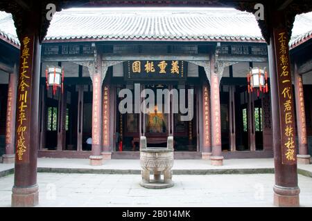 Cina: Wuhou Ci (Wuhou Ancestral o Memorial Hall), Chengdu, provincia di Sichuan. Wuhou ci è dedicato a Zenorme Liang, eroe del classico 'il Romance dei tre Regni' e del suo imperatore, Liu bei. Zenorme Liang (181–234) è stato un cancelliere di Shu Han durante il periodo dei tre Regni della storia cinese. È spesso riconosciuto come il più grande e più compiuto stratega della sua epoca. Chengdu, precedentemente noto come Chengtu, è la capitale della provincia del Sichuan nella Cina sudoccidentale. All'inizio del IV secolo a.C., il re dell'antica Shu, il 9° re del kiming, trasferì la sua capitale nella posizione attuale della città. Foto Stock