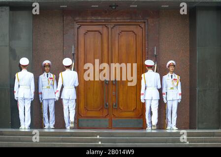 Hanoi, VIETNAM - 10 GENNAIO 2016: Cambio di soldati della guardia d'onore alla porta d'ingresso del Mausoleo di ho Chi Minh. Foto Stock