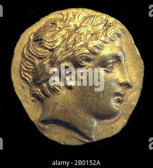 Grecia: Testa di Apollo su una moneta di stater d'oro colpito da Filippo II di Macedone (r. 359-336 a.C.). Foto di PHGCOM (licenza CC BY-SA 4.0). Apollo è una delle divinità olimpiche più importanti e diverse della mitologia greca e romana. L'ideale dei kouros (una giovinezza atletica e senza bestie), Apollo è stato variamente riconosciuto come un dio della luce e del sole; verità e profezia; medicina, guarigione e peste; musica, poesia e arti; e altro ancora. Apollo è figlio di Zeus e Leto e ha una sorella gemella, la casta cacciatrice Artemis. Foto Stock