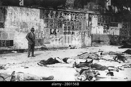 Cina: Indagine sui risultati del 'White Terror', Shanghai, 12 aprile 1927. Il 12 aprile 1927, Chiang Ka-shek e i suoi alleati del Green Gang iniziarono una purga di comunisti dal Kuomintang di Shanghai e iniziarono uccisioni su larga scala. Le forze di Chiang hanno girato mitragliatrici su 100,000 lavoratori che erano scesi in strada in dimostrazioni sindacali, uccidendo più di 5,000 persone. Nell'aprile 1927 a Shanghai, più di 12,000 persone sono state uccise o scomparse. L'uomo nella foto che indaga il massacro sembra trasportare un'arma sotto il suo braccio, e può benissimo essere stato un 'gang verde' mobster. Foto Stock