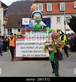 Donzdorf, Germania - 03 marzo 2019: Tradizionale processione festosa di carnevale Foto Stock