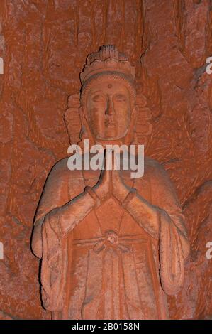 Cina: Scultura grotta Bodhisattva, Lingyun Shan (torreggiante collina nuvolosa), Leshan, Provincia di Sichuan. Nel Buddismo, un bodhisattva è un'esistenza illuminata (bodhi) (sattva) o un essere-illuminazione o, data la variante Sanscrito spelling satva piuttosto che sattva, 'eroico-mentalità uno (satva) per l'illuminazione (bodhi).' Un altro termine è "saggezza-essere". È chiunque che, motivato da grande compassione, ha generato bodhicitta, che è un desiderio spontaneo di raggiungere la Buddhood a beneficio di tutti gli esseri senzienti. Foto Stock