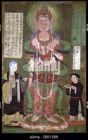 Cina: Avalokitesvara con una giovinezza maschile e una suora. Rotolo appeso dipinto dalla Grotta 17 delle Grotte di Mogao, Dunhuang, c.. 910 CE. Avalokiteśvara ('Signore che guarda verso il basso') è un bodhisattva che incarna la compassione di tutti i Buddha. È uno dei più venerati bodhisattvas nel Buddhismo Mahayana. In Cina si è in qualche modo evoluto nella Guanyin spesso femminile o Guanshiyin. Foto Stock