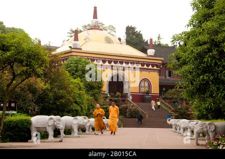 Cina: La Sala del mattone contenente la statua di Bodhisattva Puxian, Wannian si (Monastero di lunga vita), Emeishan (Monte Emei), Provincia di Sichuan. Wannian si (Tempio di lunga vita) risale al IV secolo d.C., ma subì importanti ricostruzioni nel IX secolo. Tuttavia, solo un edificio rimane dalla Dinastia Ming (1601), la Brick Hall. Questo è il tempio più antico della montagna. A 3,099 metri (10,167 piedi), Mt. Emei è la più alta delle quattro Sacre montagne buddiste della Cina. Il patrono bodhisattva di Emei è Samantabhadra, conosciuto in cinese come Puxian. Foto Stock