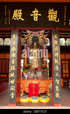 Cina: Buddha, Wannian si (Monastero di lunga vita), Emeishan (Monte Emei), Provincia di Sichuan. Wannian si (Tempio di lunga vita) risale al IV secolo d.C., ma subì importanti ricostruzioni nel IX secolo. Tuttavia, solo un edificio rimane dalla Dinastia Ming (1601), la Brick Hall. Questo è il tempio più antico della montagna. A 3,099 metri (10,167 piedi), Mt. Emei è la più alta delle quattro Sacre montagne buddiste della Cina. Il patrono bodhisattva di Emei è Samantabhadra, conosciuto in cinese come Puxian. fonti del xvi e xvii secolo alludono alla pratica delle arti marziali Foto Stock