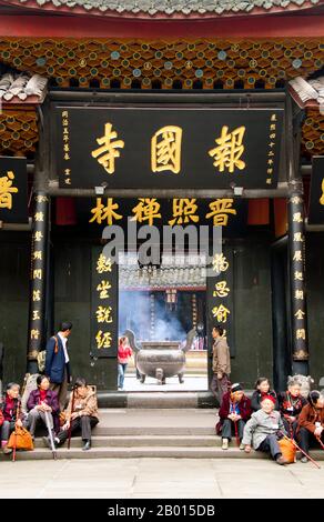 Cina: Ingresso a Baoguo si (Tempio della nazione dichiarante), ai piedi di Emeishan (Monte Emei), provincia di Sichuan. Baoguo si (Tempio della Nazione Declare), ai piedi del Monte Emei, fu costruito per la prima volta nel XVI secolo durante la Dinastia Ming (1368-1644). A 3,099 metri (10,167 piedi), Mt. Emei è la più alta delle quattro Sacre montagne buddiste della Cina. Il patrono bodhisattva di Emei è Samantabhadra, conosciuto in cinese come Puxian. Fonti del XVI e XVII secolo alludono alla pratica delle arti marziali nei monasteri del Monte Emei. Foto Stock