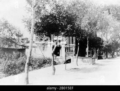 Cina: Il Tempio Jing'an di Shanghai e il famoso 'Bubbling Well', 1890. Il Tempio Jing'an, letteralmente 'Tempio della Pace e della tranquillita', e' un tempio buddista sulla West Nanjing Road (ex 'Bubbling Well Road.), nel quartiere Jing'an, Shanghai, Cina. Il primo tempio fu costruito nel 247 d.C., al tempo del regno di Wu, durante il periodo dei tre Regni. Originariamente situato accanto al torrente Suzhou, fu ricollocato nel suo sito attuale nel 1216 durante la dinastia Song. L'attuale tempio fu ricostruito una volta nella dinastia Qing. E' stato recentemente rinnovato. Foto Stock