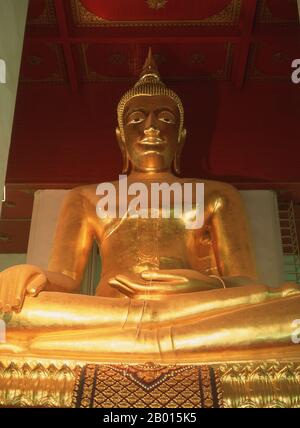 Thailandia: Buddha gigante, Viharn Mongkol Bopit, Ayutthaya Historical Park. Viharn Mongkol Bopit (Wihaan Mongkhon Bophit) contiene un'immagine di Buddha di bronzo del XV secolo, una delle più grandi della Thailandia. Ayutthaya (Ayudhya) era un regno siamese che esisteva dal 1351 al 1767. Ayutthaya era amichevole verso i commercianti stranieri, compreso il cinese, vietnamita (Annamese), indiani, giapponesi e persiani, E poi i commercianti europei, permettendo loro di creare villaggi fuori dalle mura della città. Nel XVI secolo, fu descritta dagli stranieri come una delle città più grandi e più ricche dell'Oriente. Foto Stock