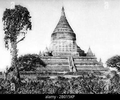 Birmania/Myanmar: Pagoda di Mingalazedi a Bagan, alta Birmania, c.. anni '20. La Pagoda di Mingalazedi fu costruita nel 1284 durante il regno del re Naratihapate. È uno dei pochi templi di Bagan con un set completo di pianelle in terracotta smaltata raffiguranti la ‘Jataka’, un antico libro di versi di Pali relativo alle nascite precedenti del Buddha. La pagoda è stata costruita in mattoni e contiene diverse terrazze che conducono ad un grande stupa a forma di pentola al suo centro, sormontato da un ombrello smussato (hti). La Pagoda di Mingalazedi fu costruita pochi anni prima che il primo impero birmano (regno pagano) fosse saccheggiato dai mongoli nel 1287 Foto Stock