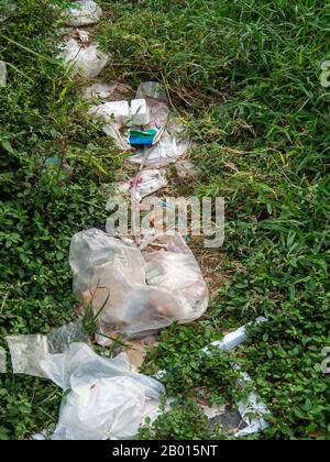 La spazzatura che è stata scaricata nel parco stradale, rifiuti di plastica Foto Stock