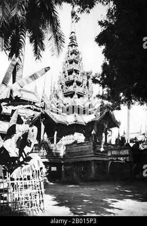 Birmania/Myanmar: Una vista degli anni '20 di un antico monastero di legno Mandalay. Mandalay è la seconda città più grande e l'ultima capitale reale della Birmania. Come la maggior parte delle ex (e presenti) capitali della Birmania, Mandalay è stato fondato sulla volontà del governatore del tempo. Il 13 febbraio 1857, il re Mindon fondò una nuova capitale reale ai piedi della collina di Mandalay, apparentemente per adempiere una profezia sulla fondazione di una metropoli del buddismo in quel luogo esatto in occasione del duemilesimo giubileo del buddismo. Foto Stock