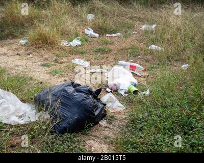 La spazzatura che è stata scaricata nel parco stradale, rifiuti di plastica Foto Stock