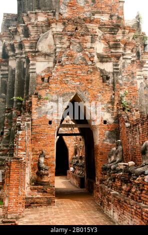 Thailandia: File di Buddha senza titolo, Wat Chai Wattanaram, Ayutthaya Historical Park. Wat Chai Wattanaram (Watthanaram) fu costruito nel XVII secolo durante il regno del re Prasat Thong (r. 1629-1656), che fu il primo re della dinastia Prasat Thong. E' costruito molto nello stile Angkor/Khmer. Ayutthaya (Ayudhya) era un regno siamese che esisteva dal 1351 al 1767. Ayutthaya era amichevole verso i commercianti stranieri, compreso il cinese, vietnamita (Annamese), indiani, giapponesi e persiani, E poi le potenze europee, permettendo loro di creare villaggi fuori dalle mura della città. Foto Stock