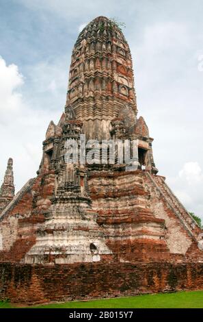 Wat Chai Wattanaram (Watthanaram), costruito nel 17th secolo durante il regno del re Prasat Thong (regno: 1629 - 1656), che fu il primo re della dinastia Prasat Thong. E' costruito molto nello stile Angkor / Khmer. Ayutthaya (Ayudhya) è stato un regno siamese che esisteva dal 1351 al 1767. Ayutthaya era amichevole verso i commercianti stranieri, compreso il cinese, vietnamita (Annamese), indiani, giapponesi e persiani e più tardi il portoghese, spagnolo, olandese e francese, permettendo loro di creare villaggi fuori dalle mura della città. Nel sedicesimo secolo, è stato descritto dal commercio estero Foto Stock