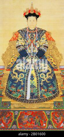 Cina: Imperatrice Xiao Zhuang (28 marzo 1613 - 27 gennaio 1688), granatrice Dowager e discendente della famiglia di Gengis Khan. Rotolo appeso pittura, 17 ° secolo. L'imperatrice Xiaozhuang, nata Borjigit Bumbutai e onorata per la maggior parte della sua vita dal titolo 'Grand Empress Dowager', era la concubina e consorte dell'imperatore Huang Taiji, la madre dell'imperatore Shunzhi e la nonna dell'imperatore Kangxi durante la dinastia Qing. Esercitò un'influenza significativa sulla corte imperiale durante il governo di suo figlio e nipote, ed era conosciuta per la sua saggezza e capacità politica. Foto Stock