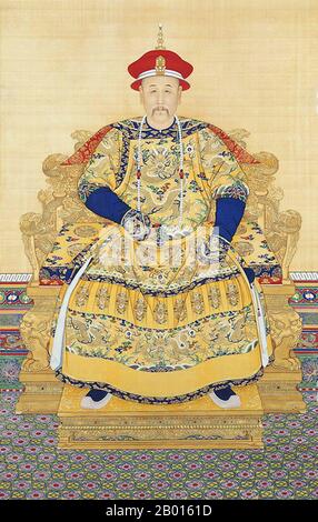 Cina: Imperatore Yongzheng (13 dicembre 1678 – 8 ottobre 1735), 5° governatore della dinastia Qing (r. 1722-1735). Dipinto a spirale sospeso, 18 ° secolo. L'imperatore Yongzheng, nato Yinzhen e il nome del tempio Shizong, era il quinto imperatore della dinastia Qing. Un righello duro-funzionante, l'obiettivo principale di Yongzheng era quello di creare un governo efficace a spese minime. Come suo padre, l'imperatore Kangxi, Yongzheng usò la forza militare per preservare la posizione della dinastia. Sospettato dagli storici di aver usurpato il trono, il suo regno fu spesso chiamato dispotico, efficiente e vigoroso. Foto Stock