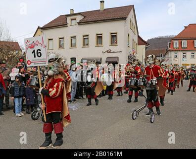 Donzdorf, Germania - 03 marzo 2019: Tradizionale processione festosa di carnevale Foto Stock