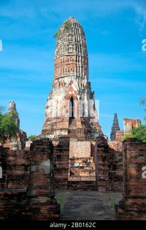 Thailandia: Il magnifico prang in stile Khmer a Wat Phra RAM, Ayutthaya Historical Park. Wat Phra RAM è stato costruito nel 14 ° secolo presumibilmente sul sito di cremazione del re Ramathibodi. Il prang risale al regno del re Borommatrailokanat (r. 1448-1488). Ayutthaya (Ayudhya) era un regno siamese che esisteva dal 1351 al 1767. Ayutthaya era amichevole verso i commercianti stranieri, compreso il cinese, vietnamita (Annamese), indiani, giapponesi e persiani, E poi i portoghesi, spagnoli, olandesi e francesi, permettendo loro di creare villaggi fuori dalle mura della città. Foto Stock