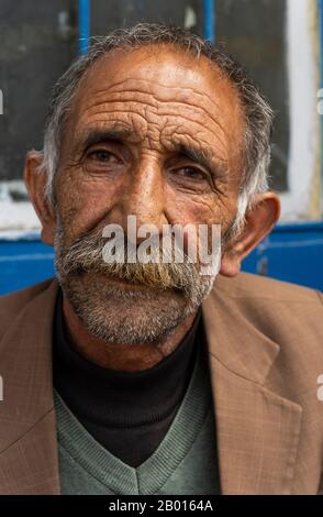 Susuz, Turchia - 9 maggio 2019: Uomo turco con cappello, baffi e barba in un caffè turco. Foto Stock