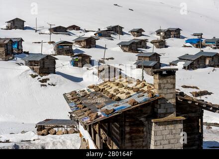 Koprulu, Turchia - 9 maggio 2019: Piccolo villaggio di Koprulu nella neve con case in legno e cabine in una valle innevata in Turchia. Foto Stock