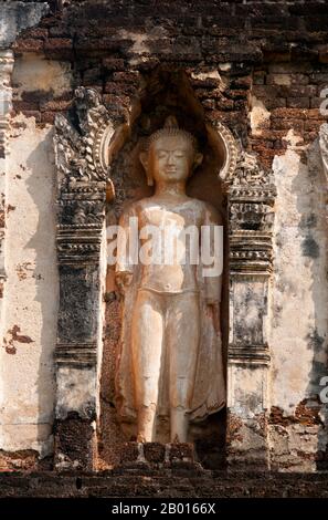 Thailandia: Il Chedi Suwanna Chang Kot (o Mahapon Chedi), Wat Chama Thewi, Lamphun. Wat Chamathewi (Chama Thewi o Chamadevi) o Wat Kukut (Tempio del Reliquario rotto) come è anche noto, è stato costruito ad un certo punto nel VIII o IX secolo. Contiene due autentici Mon chedi. Il primo e più grande di questi è il Mahapon Chedi o la “Grande Vittoria Stupa”, noto anche come Chedi Suwanna Chang Kot o “Heavenly Stupa with a Magnificent Summit”, un’alta struttura di laterite e stucco posta su una fondazione quadrata laterite. Nelle vicinanze c'è un altro chedi di proporzioni minori ma quasi uguale stile. Foto Stock