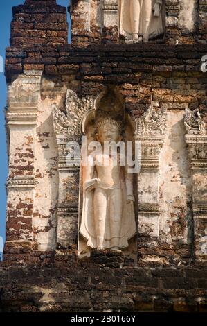 Thailandia: Il Chedi Suwanna Chang Kot (o Mahapon Chedi), Wat Chama Thewi, Lamphun. Wat Chamathewi (Chama Thewi o Chamadevi) o Wat Kukut (Tempio del Reliquario rotto) come è anche noto, è stato costruito ad un certo punto nel VIII o IX secolo. Contiene due autentici Mon chedi. Il primo e più grande di questi è il Mahapon Chedi o la “Grande Vittoria Stupa”, noto anche come Chedi Suwanna Chang Kot o “Heavenly Stupa with a Magnificent Summit”, un’alta struttura di laterite e stucco posta su una fondazione quadrata laterite. Nelle vicinanze c'è un altro chedi di proporzioni minori ma quasi uguale stile. Foto Stock