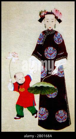 Cina: Imperatrice Xiao Quan Cheng (24 marzo 1808 - 13 febbraio 1840), terza imperatrice dell'imperatore Daoguang, con Yizhu. Pittura a spirale sospesa, c.. 1834-1840. Imperatrice Xiaoquanchen, fu il terzo imperatrice Consorte dell'imperatore Daoguang della dinastia Qing. Affollato dal Manchu bordered Yellow Banner Niohuru clan, Lady Niohuru divenne la concubina dell'imperatore Daoguang nel 1822, prima di essere elevato a 'Consort Quan' l'anno successivo. Divenne la nuova consorte dell'imperatrice nel 1834. Le fu concesso il titolo postumo 'imperatrice Xiaoquancheng' nel 1850 da suo figlio Yizhu, l'imperatore Xianfeng. Foto Stock