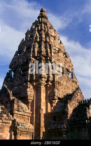 Prasat Hin Phanom Rung (Phanom Rung Stone Castle) è un complesso di templi Khmer situato sul bordo di un vulcano estinto a 1.320 piedi sul livello del mare, nella provincia di Buriram nella regione di Isaan in Thailandia. Fu costruita in arenaria e laterite nei secoli 10th-13th. Era un santuario indù dedicato a Shiva, e simboleggia il monte Kailash, la sua dimora celeste. Foto Stock