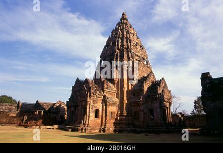 Thailandia: Santuario centrale, Prasat Hin Phanom Rung (Phanom Rung Stone Castle), provincia di Buriram. Prasat Hin Phanom Rung (Castello di pietra di Phanom Rung) è un complesso di templi Khmer situato sul bordo di un vulcano estinto a 1,320 metri sul livello del mare, nella provincia di Buriram, nella regione dell'Isaan in Thailandia. Fu costruito in arenaria e laterite nei secoli dal X al XIII. Era un santuario indù dedicato a Shiva, e simboleggia il monte Kailash, la sua dimora celeste. Foto Stock