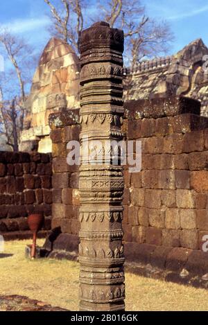 Thailandia: Pilastro Khmer nel santuario centrale, Prasat Hin Phanom Rung (Phanom Rung Stone Castle), provincia di Buriram. Prasat Hin Phanom Rung (Castello di pietra di Phanom Rung) è un complesso di templi Khmer situato sul bordo di un vulcano estinto a 1,320 metri sul livello del mare, nella provincia di Buriram, nella regione dell'Isaan in Thailandia. Fu costruito in arenaria e laterite nei secoli dal X al XIII. Era un santuario indù dedicato a Shiva, e simboleggia il monte Kailash, la sua dimora celeste. Foto Stock