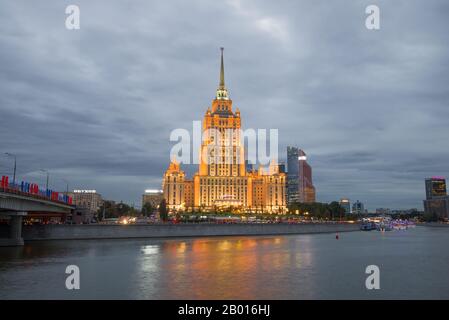 Mosca, RUSSIA - 07 SETTEMBRE 2016: Hotel 'Ukraine' (Radisson Royal Hotel, Moscow) nella notte di illuminazione in una serata torbida di settembre Foto Stock