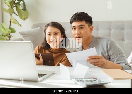 Famiglia giovane discutendo le finanze di famiglia Foto Stock