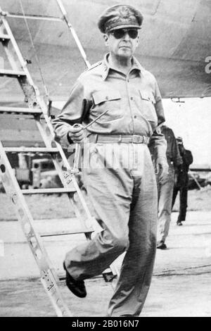 USA/Giappone: Il generale Douglas MacArthur, che non porta armi laterali ma porta un tubo di corncob, atterra per la prima volta sul suolo giapponese all'aeroporto di Atsugi, 1945. Douglas MacArthur (26 gennaio 1880 – 5 aprile 1964) è stato un generale e maresciallo statunitense dell'esercito filippino. Fu capo di stato maggiore dell'esercito degli Stati Uniti durante gli anni trenta e giocò un ruolo di spicco nel teatro del Pacifico durante la seconda guerra mondiale Ha ricevuto la Medaglia d'onore per il suo servizio nella Campagna delle Filippine. Foto Stock