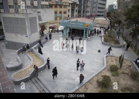 Teheran, IRAN. 17th Feb, 2020. Gli iraniani camminano in una strada del centro di Teheran, Iran. Molti iraniani, martoriati da sanzioni economiche, disordini politici e la persistente minaccia di conflitti militari, dicono di non essere d'umore per votare alle elezioni generali. Parlando di cuori pesanti e di un senso di amarezza, Tehranis si lamenta del fatto che sono stanchi di politici che non sono riusciti a mantenere la parola o a migliorare il tenore di vita. Credito: Rouzbeh Fouladi/Zuma Wire/Alamy Live News Foto Stock