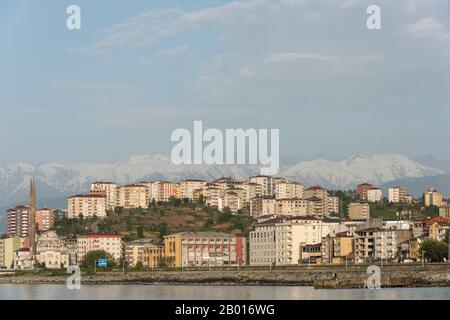 Pazar, Turchia - 7 maggio 2019: La città di Pazar al Mar Nero con case, appartamenti e minareti e sullo sfondo le montagne innevate della Turchia. Foto Stock