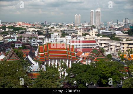 Thailandia: Wat Ratchanatda dal Monte d'Oro, Bangkok. Wat Ratchanadfaram fu costruito su ordine del re Nangklao (Rama III) per la mamma Chao Ying Sommanus Wattanavadi nel 1846. Il tempio è meglio conosciuto per la Loha Prasada (Loha Prasat), una struttura a più livelli alta 36 m e con 37 guglie metalliche. E 'solo il terzo Loha Prasada (Brazen Palace o Monastero di ferro) da costruire ed è modellato su quelli precedenti in India e Anuradhapura, Sri Lanka. Foto Stock