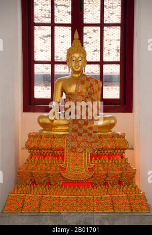 Thailandia: Buddha nel Loha Prasad, Wat Ratchanatda, Bangkok. Wat Ratchanadfaram fu costruito su ordine del re Nangklao (Rama III) per la mamma Chao Ying Sommanus Wattanavadi nel 1846. Il tempio è meglio conosciuto per la Loha Prasada (Loha Prasat), una struttura a più livelli alta 36 m e con 37 guglie metalliche. E 'solo il terzo Loha Prasada (Brazen Palace o Monastero di ferro) da costruire ed è modellato su quelli precedenti in India e Anuradhapura, Sri Lanka. Foto Stock