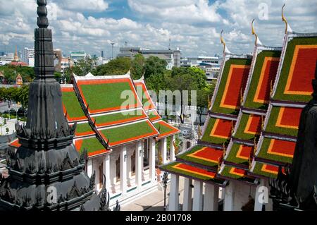 Thailandia: Wat Ratchanatda, Bangkok. Wat Ratchanadfaram fu costruito su ordine del re Nangklao (Rama III) per la mamma Chao Ying Sommanus Wattanavadi nel 1846. Il tempio è meglio conosciuto per la Loha Prasada (Loha Prasat), una struttura a più livelli alta 36 m e con 37 guglie metalliche. E 'solo il terzo Loha Prasada (Brazen Palace o Monastero di ferro) da costruire ed è modellato su quelli precedenti in India e Anuradhapura, Sri Lanka. Foto Stock