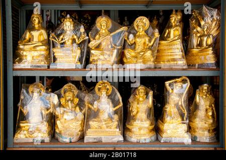 Thailandia: Mercato amuleto e paraphernalia religiosa a Wat Ratchanatda, Bangkok. Il mercato della paraphernalia religiosa all'interno dei terreni di Wat Ratchanatda vende immagini di Buddha e fascino buddista in tutte le forme e dimensioni, nonché una varietà di divinità indù indiane e oggetti cinesi. Wat Ratchanadfaram fu costruito su ordine del re Nangklao (Rama III) per la mamma Chao Ying Sommanus Wattanavadi nel 1846. Il tempio è meglio conosciuto per la Loha Prasada (Loha Prasat), una struttura a più livelli alta 36 m e con 37 guglie metalliche. E' solo il terzo Loha Prasada (Palazzo Brazen o Monastero di ferro). Foto Stock