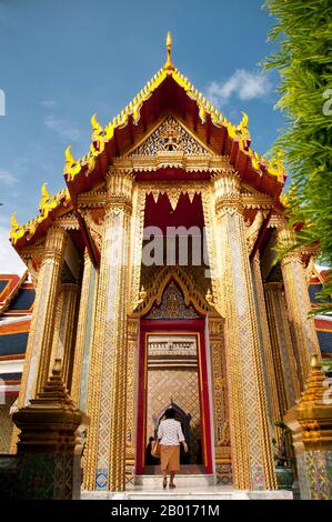 Thailandia: I fedeli entrano nel chiostro circolare, Wat Ratchabophit, Bangkok. Wat Ratchabophit (Rajabophit) fu costruito durante il regno di Re Chulalongkorn (Rama V, 1868 - 1910). Il tempio mescola stili architettonici orientali e occidentali ed è noto per il suo chiostro circolare che racchiude il grande chedi in stile Sri Lanka e che collega l'ubosot (bot) a nord con il viharn a sud. Foto Stock