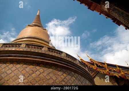 Thailandia: Chiostro circolare con chedi in stile Sri Lanka, Wat Ratchabophit, Bangkok. Wat Ratchabophit (Rajabophit) fu costruito durante il regno di Re Chulalongkorn (Rama V, 1868-1910). Il tempio mescola stili architettonici orientali e occidentali ed è noto per il suo chiostro circolare che racchiude il grande chedi in stile Sri Lanka e che collega l'ubosot (bot) a nord con il viharn a sud. Foto Stock