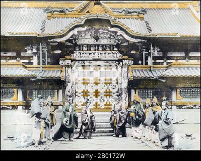 Giappone: Sacerdoti e musicisti Shinto a Nikko, Prefettura di Tochigi, 1895. Il sito patrimonio mondiale dell'UNESCO, Santuari e Templi di Nikkō, comprende 103 edifici o strutture e l'ambiente naturale intorno a loro. Si trova a Nikkō, Prefettura di Tochigi, Giappone. Gli edifici appartengono a due santuari Shinto (Santuario Futarasan e Tōshō-gū) e un tempio buddista (Rinnō-ji). Nove delle strutture sono designate come tesori nazionali del Giappone mentre le altre 94 sono importanti proprietà culturali. L'UNESCO ha dichiarato il sito patrimonio dell'umanità nel 1999. Foto Stock