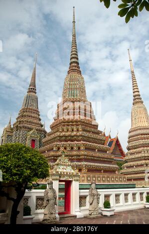 Thailandia: Chedis aumento a Wat Pho, Bangkok. Originariamente costruito nel 16th secolo, Wat Pho è il tempio più antico di Bangkok. Re Rama i della dinastia Chakri (1736-1809) ricostruì il tempio nel 1780s. Ufficialmente chiamato Wat Phra Chetuphon, è uno dei templi buddisti più conosciuti di Bangkok ed è oggi una delle maggiori attrazioni turistiche, situato direttamente a sud del Grand Palace. Il Wat Pho è famoso per il suo Buddha sdraiato e rinomato come la casa del tradizionale massaggio tailandese. Foto Stock